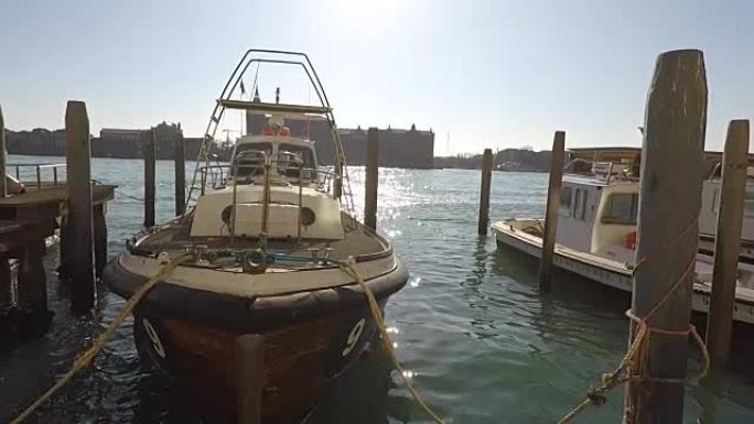 停泊在意大利威尼斯船只码头的木船