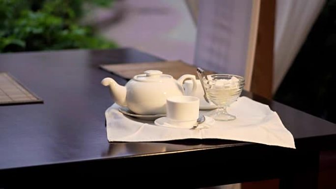 茶杯、茶壶和糖碗