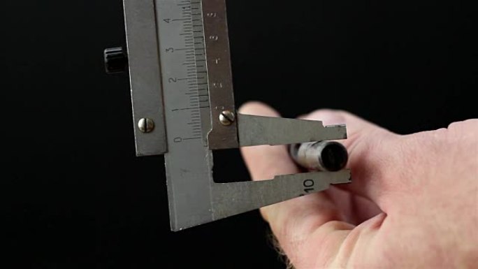 测量螺钉的卡尺