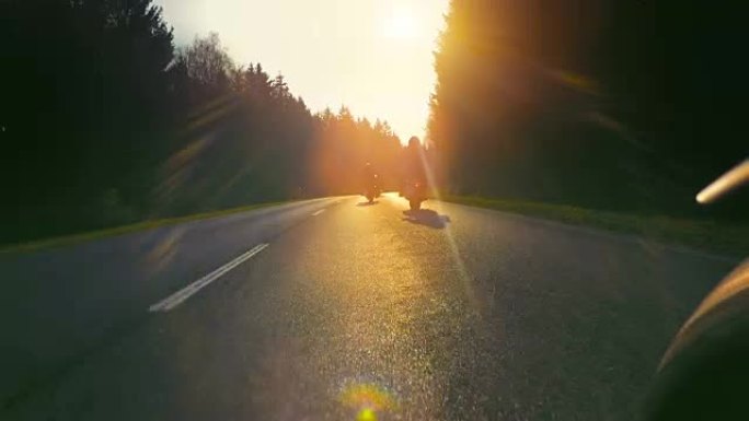 摩托车在自然景观中的道路上