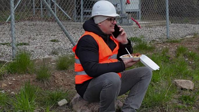 工人坐在智能手机上聊天