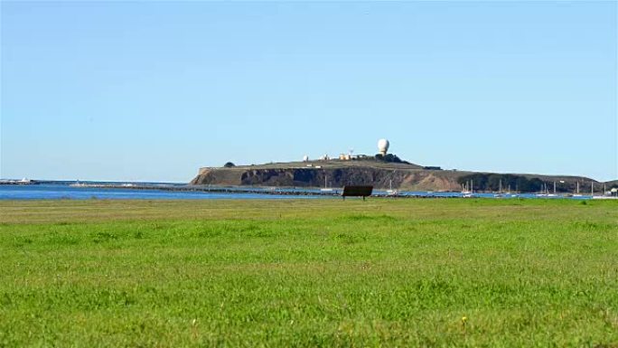 面向大海的空长凳