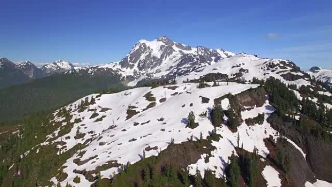 舒克山部分被雪覆盖的夏季鸟瞰图