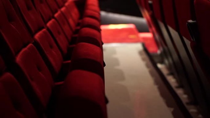 电影院的空红色椅子排