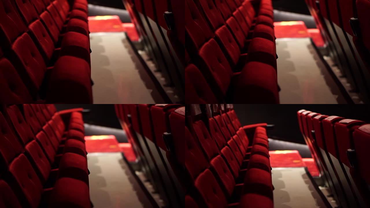 电影院的空红色椅子排