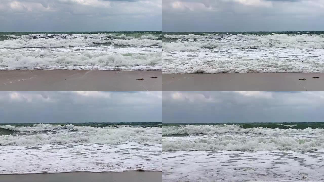 海洋风暴在海滩上掀起海浪花