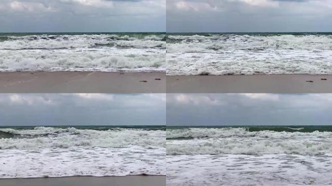 海洋风暴在海滩上掀起海浪花