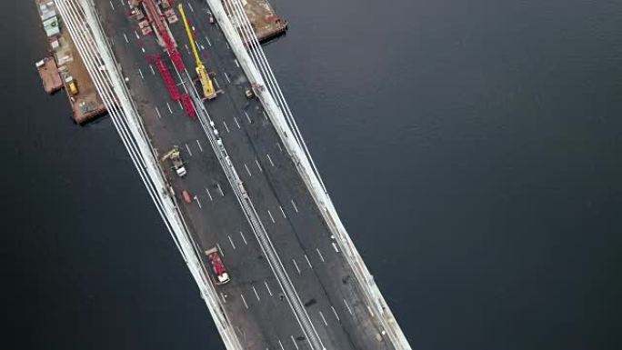 现代多车道斜拉桥白天的空中俯视图