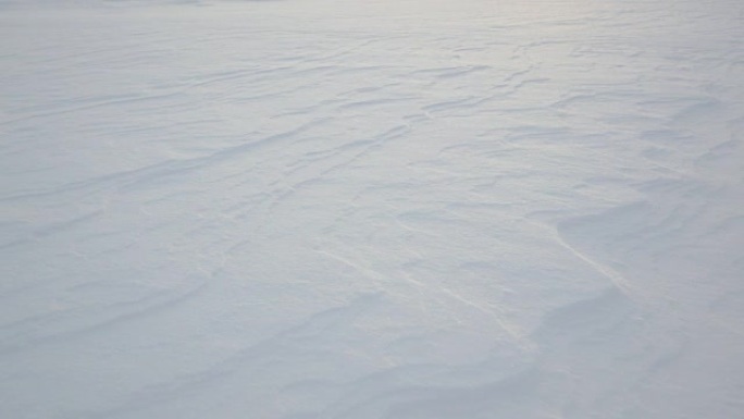 冬季风雪场。白雪皑皑的背景。