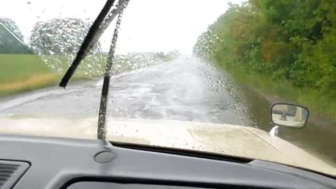 在大雨中行驶在潮湿的高速公路上的汽车坠落。能见度差。