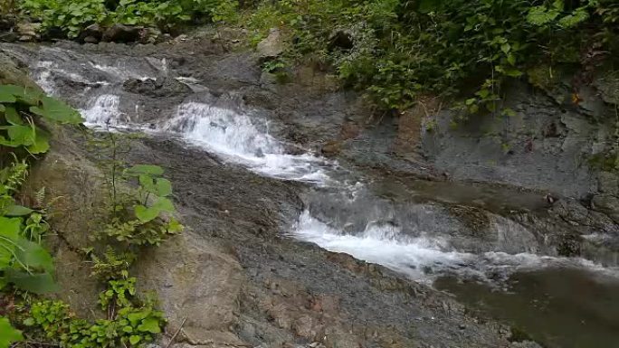 强烈的山流流过岩石