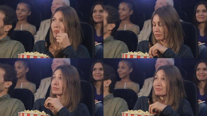 女人在电影院吃爆米花