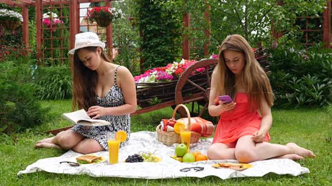 女孩野餐，吃饭和看书
