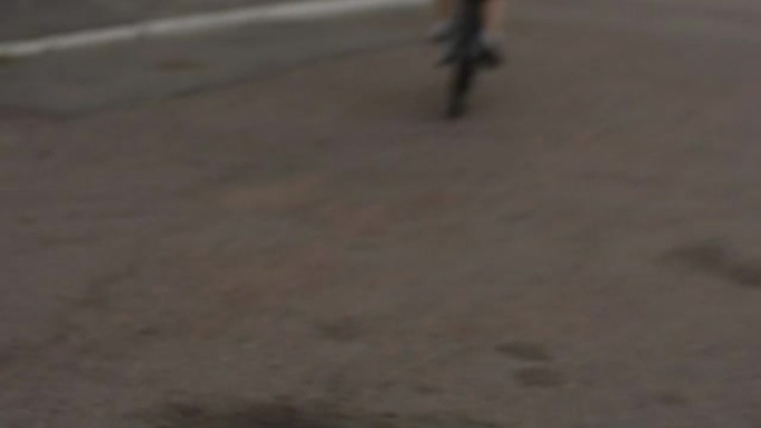 摄影机在城市里追骑自行车的女子