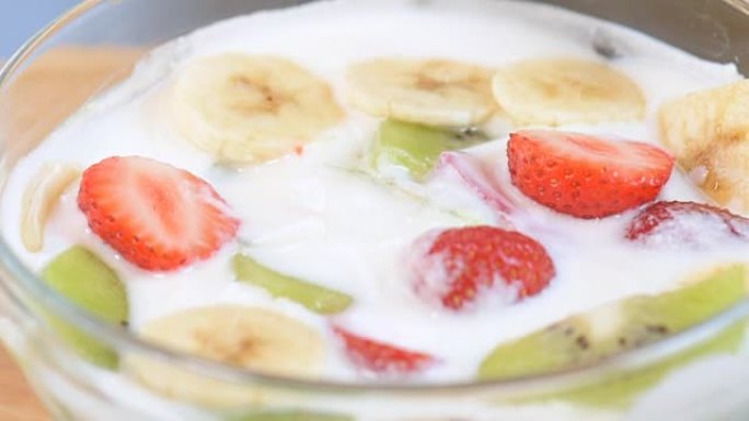 汤匙上健康的新鲜浆果和白色酸奶的特写镜头。