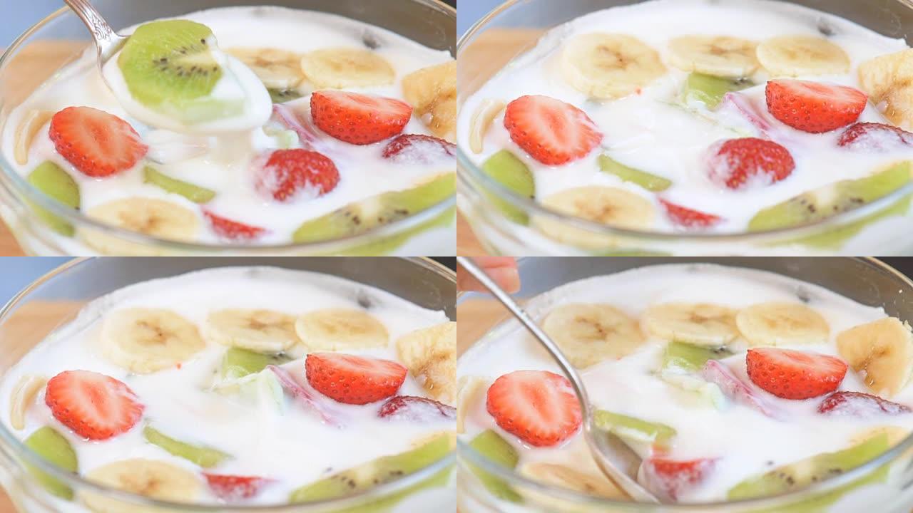 汤匙上健康的新鲜浆果和白色酸奶的特写镜头。
