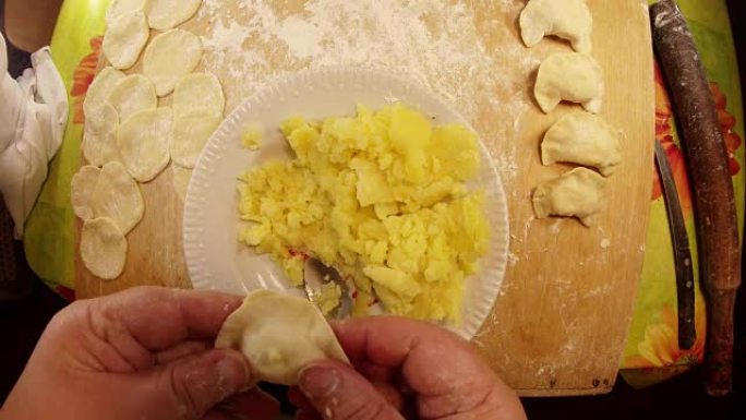 POV手把土豆和勺子从盘子里放进去糊状，然后把瓦里尼克模