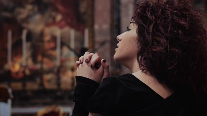 悲伤和沮丧的女人在教堂里祈祷: 感到孤独，感到沮丧