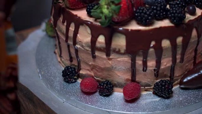 用红莓和草莓装饰的4k蛋糕面包师