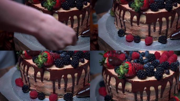 用红莓和草莓装饰的4k蛋糕面包师
