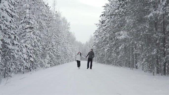冬季森林的幸福夫妇