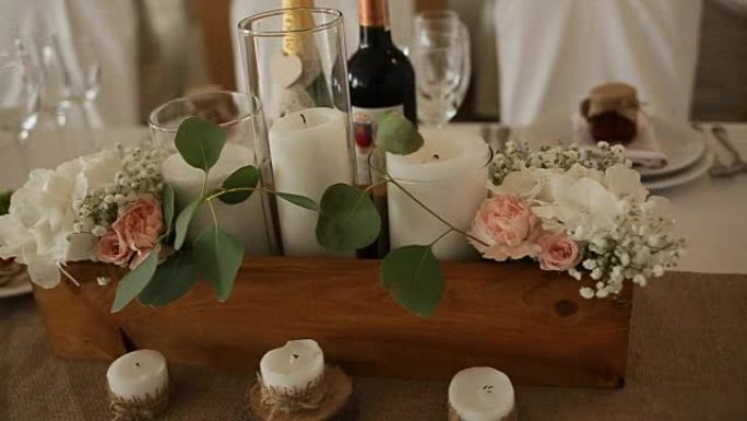 节日餐桌上摆放的木头和野花装饰