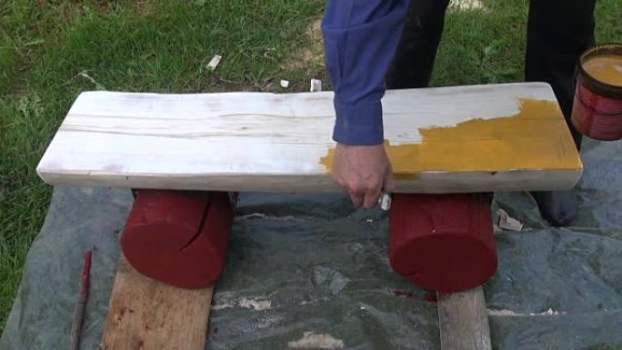 农民工人画手工木凳用黄色油漆