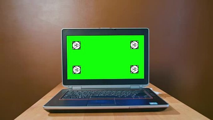 将相机平移到带有绿色屏幕的笔记本电脑上