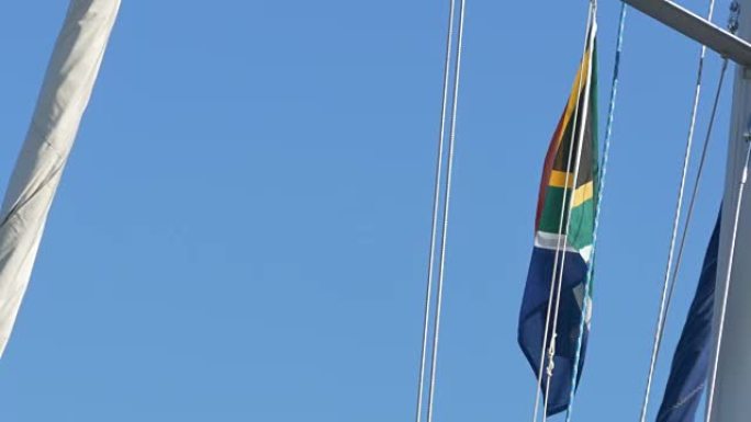 桅杆上的南非国旗