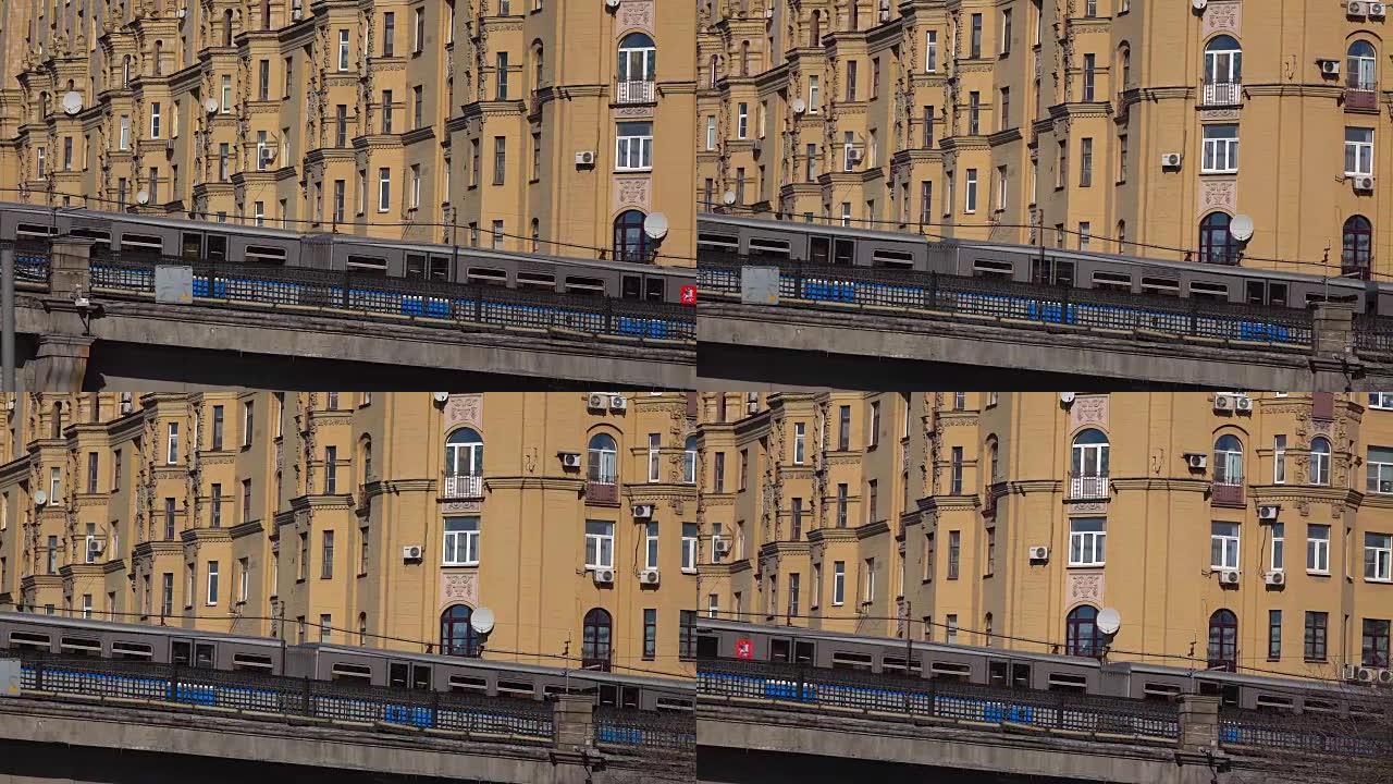莫斯科地铁列车带有市徽通过桥，反对旧黄色建筑