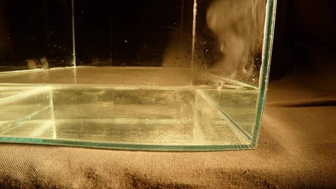 发烟球钠在液体中溶解在玻璃器皿壁附近