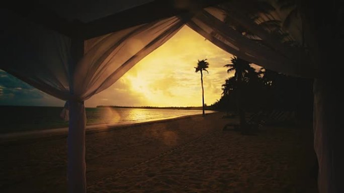 热带岛屿天堂海滩上的日出。蓬塔卡纳视频。
