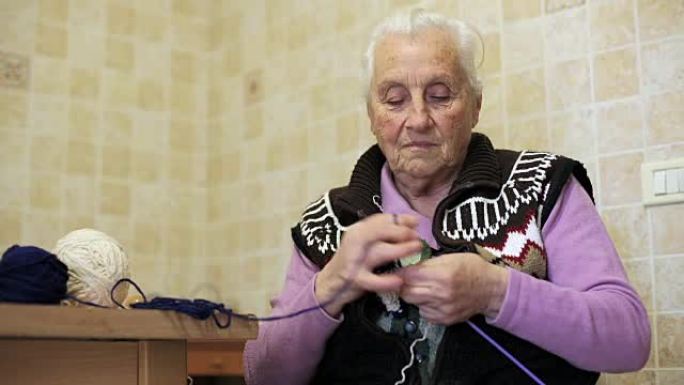 老太太做一些家庭工作: 羊毛，室内，针织，制作，老年，古代，房子