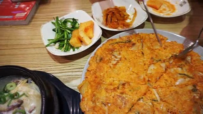 韩国料理、泡菜煎饼、人参鸡汤和各种配菜