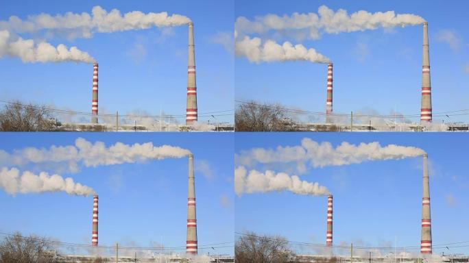 热电厂在晴朗寒冷的日子里。工业烟雾从管道中抵御蓝天