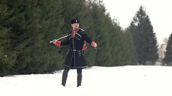 一个穿着哥萨克衣服的年轻人在雪地里的冬天风景中挥舞着剑。