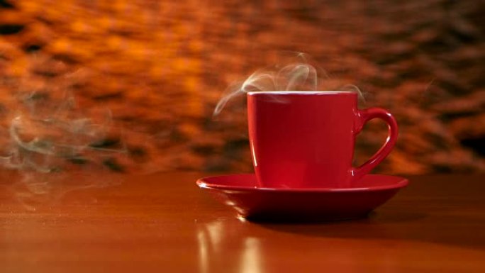 一杯咖啡放在红色碟子上的桌子上