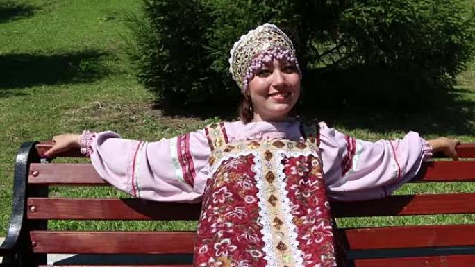 女孩坐在长凳上，俄罗斯民间服装