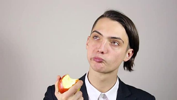 年轻人吃苹果