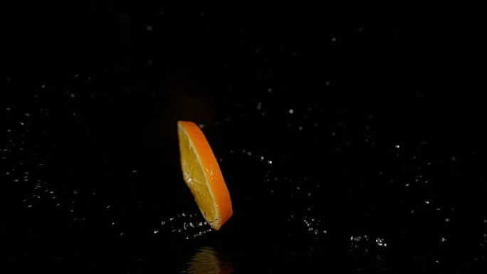 橙色，柑橘，水果在黑色背景下打开水，慢动作4K