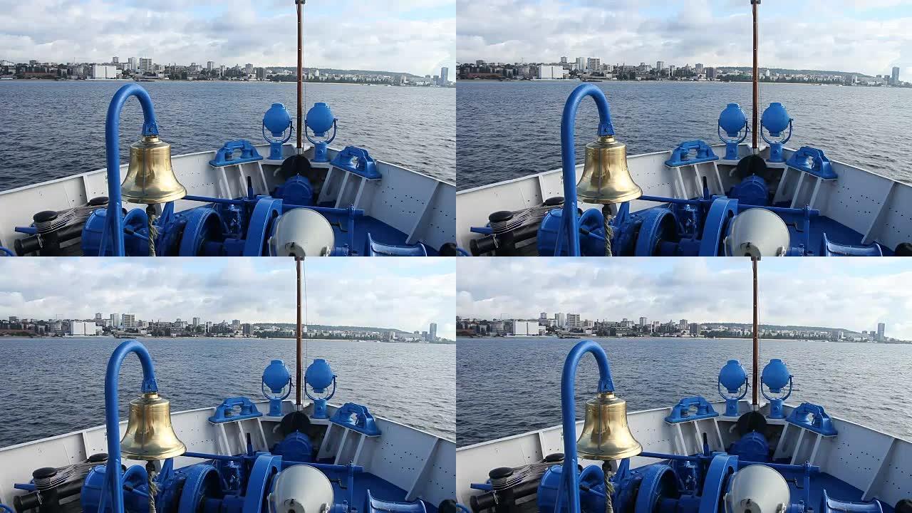 客船来到萨拉托夫市码头，视频从船的鼻子，伏尔加河，俄罗斯