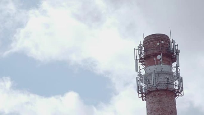 红白工厂烟囱与烟雾对抗蓝天