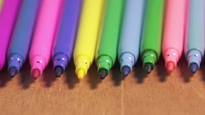 各种颜色的毡尖笔排成一排