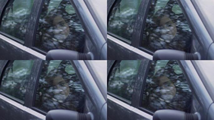 沮丧无聊的年轻女子独自坐在车里: 车窗倒影