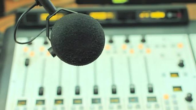 广播演播室里的麦克风
