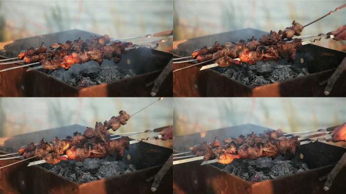 把肉炸在串上。野餐。