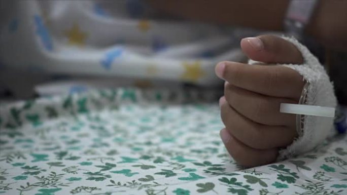 儿童包扎手在床医院的特写。在治疗室实时拍摄。
