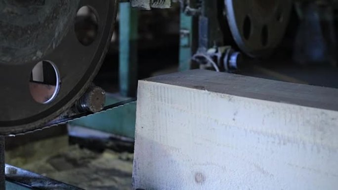带锯锯木厂将原木切割成尺寸木材