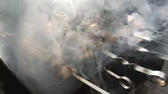 美味的烤肉串在烟熏中烤制
