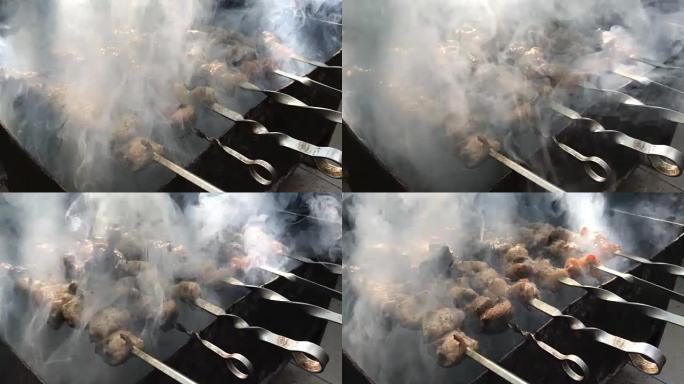 美味的烤肉串在烟熏中烤制
